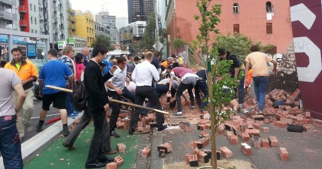 wall collapse : twitter Jonathan Lian via ABC